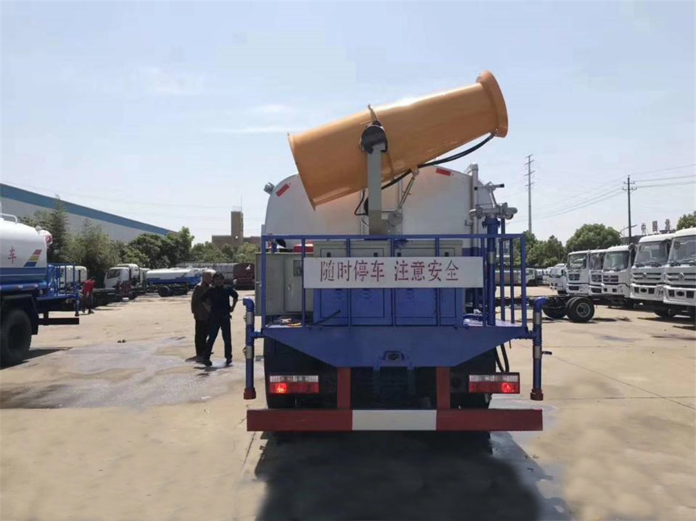 東風多利卡D9（12方）帶霧炮灑水車CLW5160GPSD5