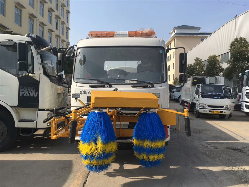 東風天錦8方護欄清洗車