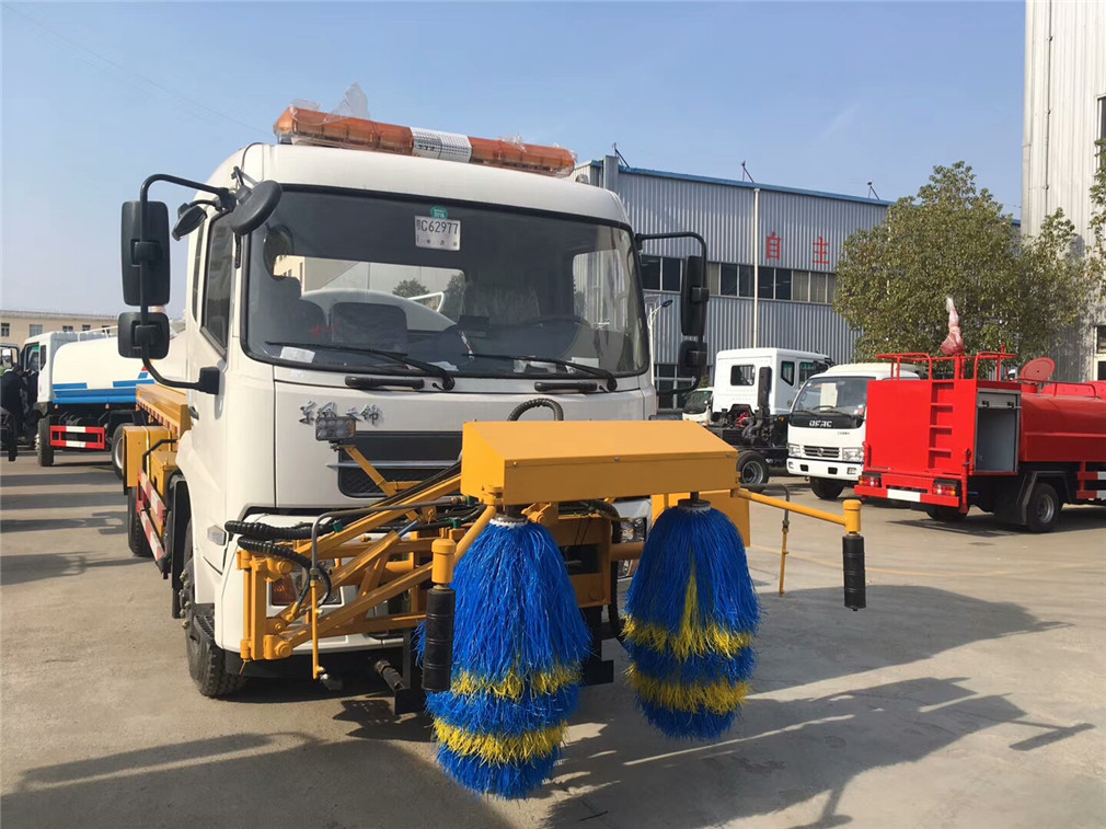 東風天錦8方護欄清洗車
