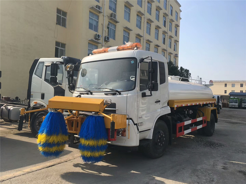 東風天錦8方護欄清洗車