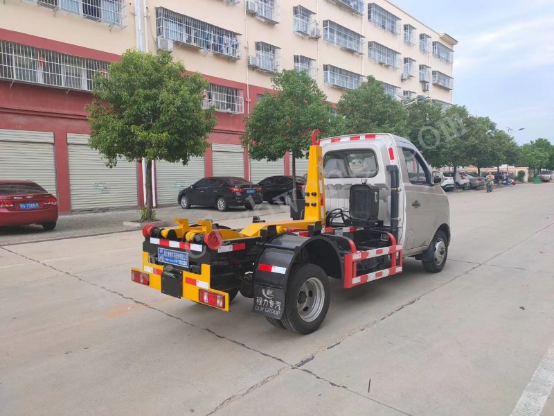 長安后雙輪勾臂垃圾車價格 環衛3-4方勾臂垃圾車廠家 藍牌勾臂垃圾車報價