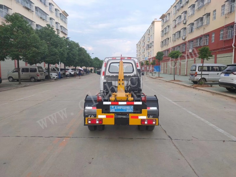 長安后雙輪勾臂垃圾車價格 環衛3-4方勾臂垃圾車廠家 藍牌勾臂垃圾車報價
