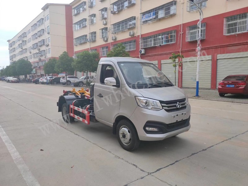長(zhǎng)安后雙輪勾臂垃圾車(chē)價(jià)格 環(huán)衛(wèi)3-4方勾臂垃圾車(chē)廠(chǎng)家 藍(lán)牌勾臂垃圾車(chē)報(bào)價(jià)