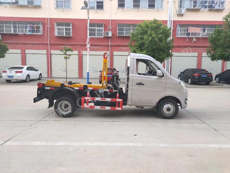 長安后雙輪勾臂垃圾車價格 環衛3-4方勾臂垃圾車廠家 藍牌勾臂垃圾車報價