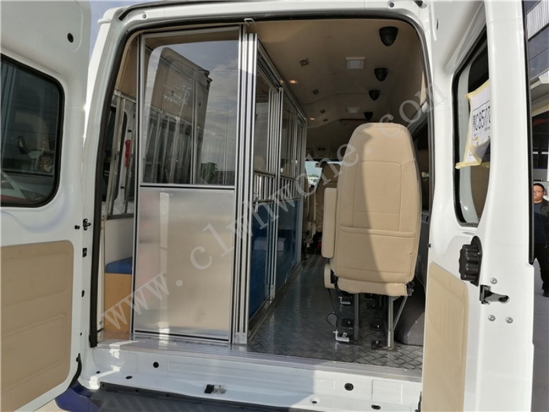 上汽大通六專四室12座警用囚車