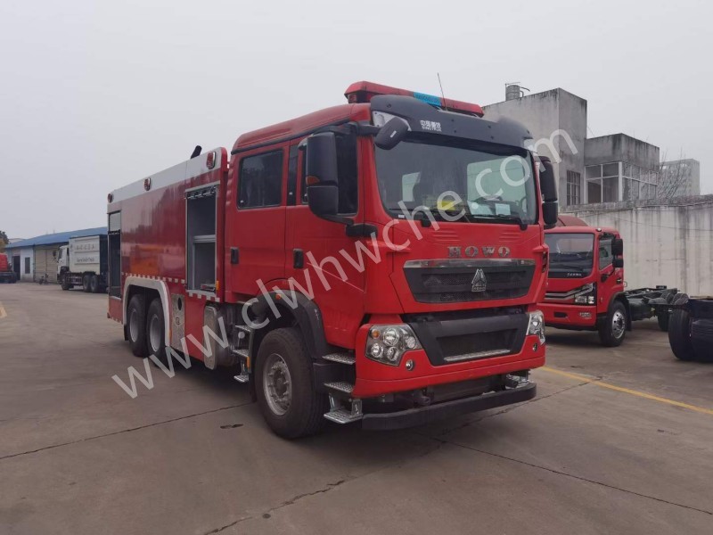 重汽豪沃12噸水罐消防車