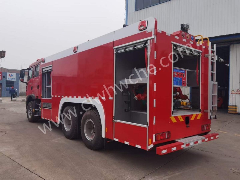 重汽豪沃12噸水罐消防車