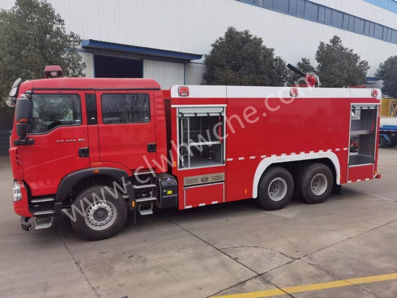 重汽豪沃12噸水罐消防車
